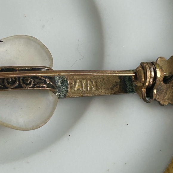 Vintage Gold and Mother-of-Pearl Guitar Brooch - Picture 4 of 7